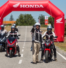 Zona de pista preparada para exercícios de condução de motas
