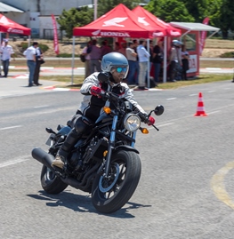 Participante a executar curva em circuito fechado